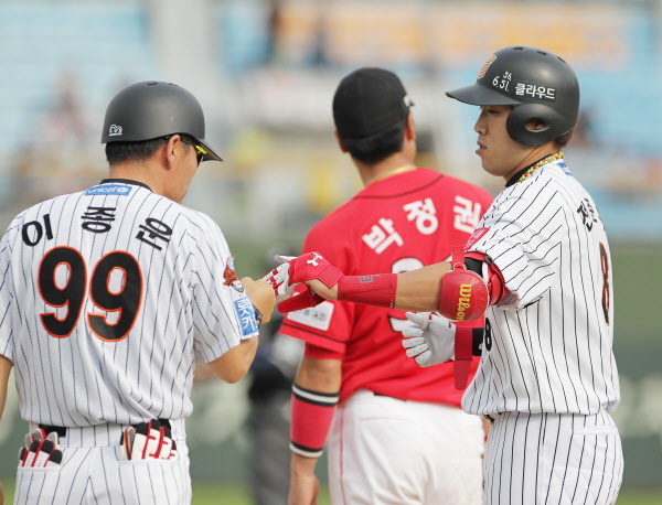 박종윤 전준우 선수의 공격모습